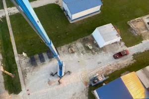 A view looking down to the ground of Roseville, Illinois from where the blue lift that is used to elevate the staff member washing the water tower is placed.